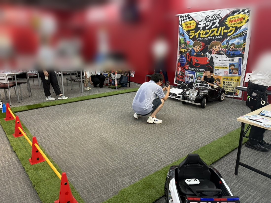 クラシックカーで記念撮影するキッズライセンスパークの会場